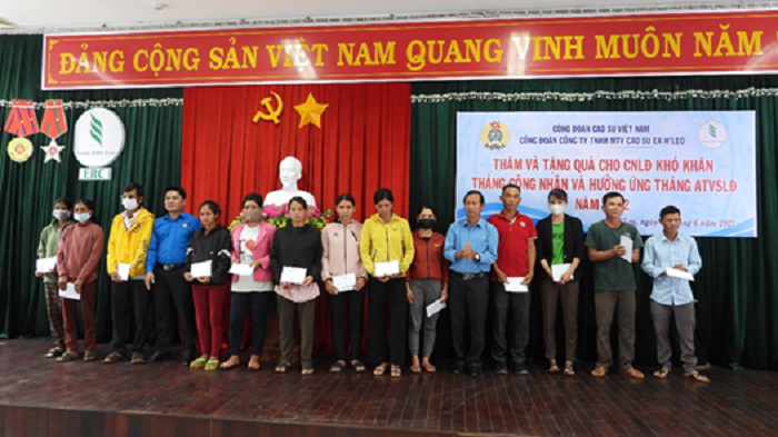 Công đoàn cao su Việt Nam trao tặng 28 suất quà cho Công nhân lao động